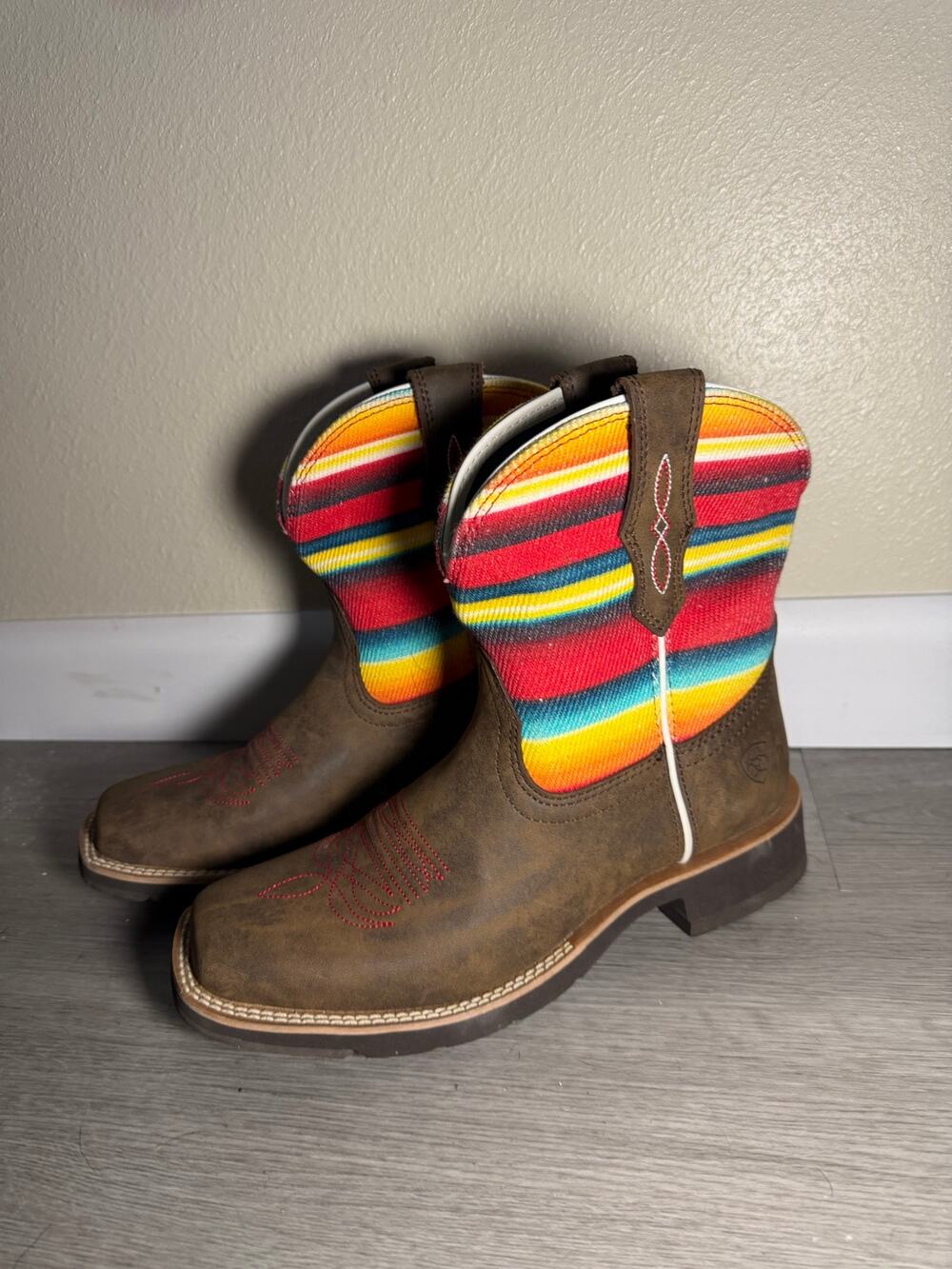 ARIAT Boots NWOT Women’s Fatbaby 6.5 B in print Rosie Serape